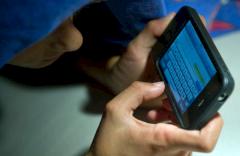 Chatten unter der Bettdecke: Jugendschtzer sehen mobile Messaging-Apps kritisch.