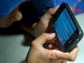 Chatten unter der Bettdecke: Jugendschtzer sehen mobile Messaging-Apps kritisch.