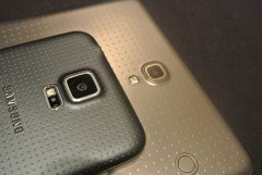 Die Optik der Rckseite ist an das Galaxy S5 angelehnt.