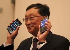 Blackberry-Chef John Chen mit den beiden neuen Smartphones Passport und Classic