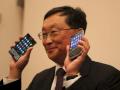 Blackberry-Chef John Chen mit den beiden neuen Smartphones Passport und Classic