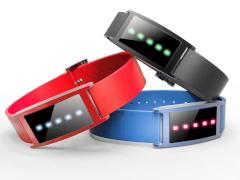 Das Medion Life Fitness-Armband gibt es in drei verschiedenen Farben