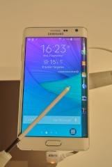 Samsung Galaxy Note Edge im Hands-On: Wenn das Display ne Biege macht