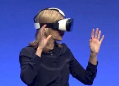 Eine Samsung-Managerin fhrt die Gear VR vor.