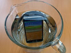 Das Samsung Galaxy S5 mini im Wasserkrug