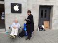 Warten auf das iPhone - Fans vor dem Apple Store in Berlin.