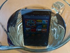 Sony Xperia Z3 im Wasserkrug