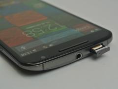 Motorola Moto X (2.Generation): Einschub fr die Nano-SIM befindet sich oben am Gehuse