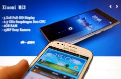 Samsung-Smartphone vor Xiaomi-Werbung