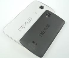 Das Nexus 5 wirkt neben seinem Nachfolger fast schon winzig.