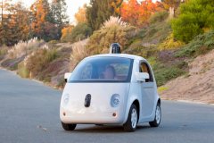 Googles selbstfahrendes Auto hat vorerst doch noch ein Lenkrad.
