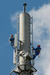 Techniker bei Arbeiten an einem Telekom-LTE-Sender