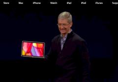 Tim Cook prsentiert das MacBook air mit Retina-Display.