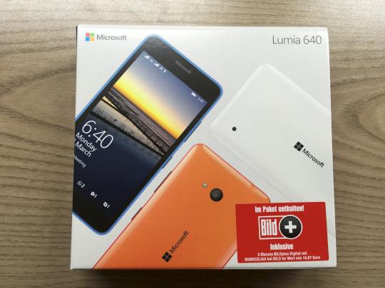 Das Microsoft Lumia 640 DS kommt in einer schlichten Verpackung