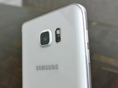 Samsung Galaxy Note 5: Gebogene Glasrckseite mit Kamera