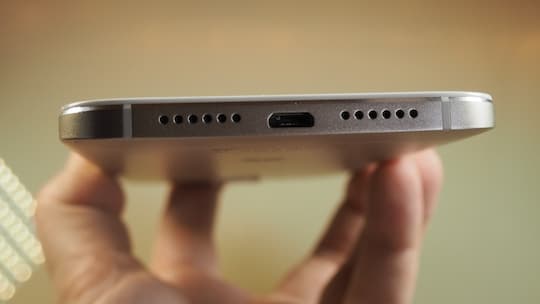 Huawei G8: Unterseite mit microUSB-Slot und Lautsprecher-Gitter
