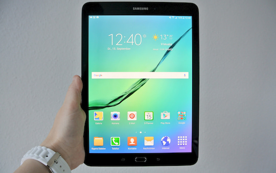 Galaxy Tab S2 ist leicht genug, um in einer Hand gehalten werden zu knnen