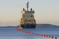 Ein Schiff verlegt das neue Glasfaserkabel zwischen Finnland und Deutschland