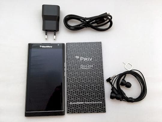 Headset, Netzteil, USB-Kabel und Werkzeug zum Einsetzen der SIM-Karte werden mitgeliefert
