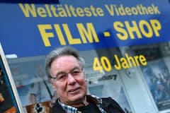 Eckhard Baum vor seiner Videothek in Kassel