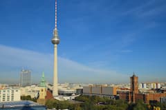 Der Fernsehturm am Alexanderplatz: Von hier wird DVB-T und knftig auch DVB-T2 gesendet