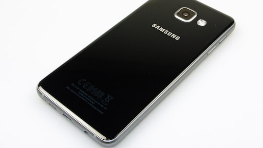 Die Rckseite des Samsung Galaxy A3 (2016) im Test