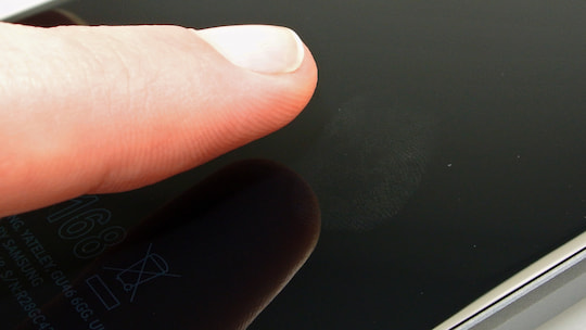 Fingerabdrcke auf der Rckseite des Samsung Galaxy A3 (2016)