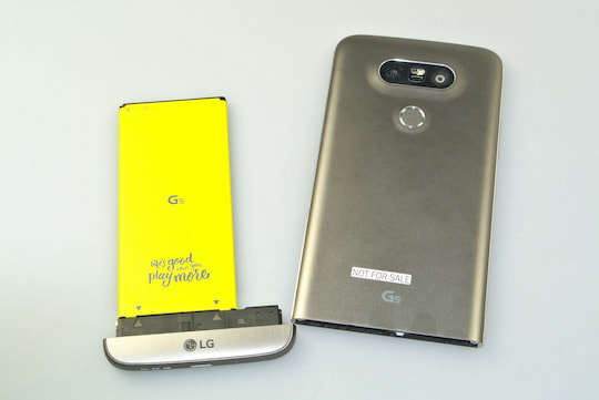 Der herausziehbare Akku beim LG G5 im Test