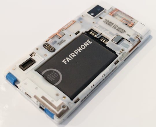 Das modular konstruierte FairPhone 2 soll eine lange Lebensdauer aufweisen.