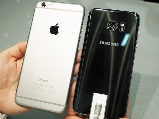 Die Rckseiten des Samsung Galaxy S7 Edge und Apple iPhone 6S Plus