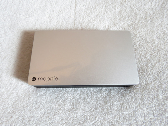Mophie Powerstation Plus mit Verpackung mit zwei Platten aus eloxiertem Aluminium