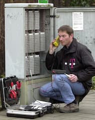 Ein Telekom-Techniker bei der Arbeit. Die Vectoring-Entscheidung der Bundesnetzagentur begnstigt die Telekom.