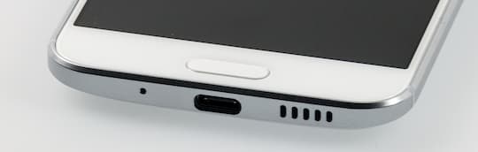 Ein Lautsprecher ist nach unten gerichtet und befindet sich neben dem USB-C-Port.