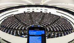 Smartphone mit Roaming-Info-SMS vor Europischem Parlament.