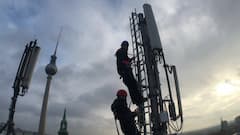Telekom-Techniker bei der Entstrung