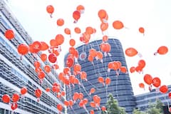 Vodafone-Ballons vor der Firmenzentrale