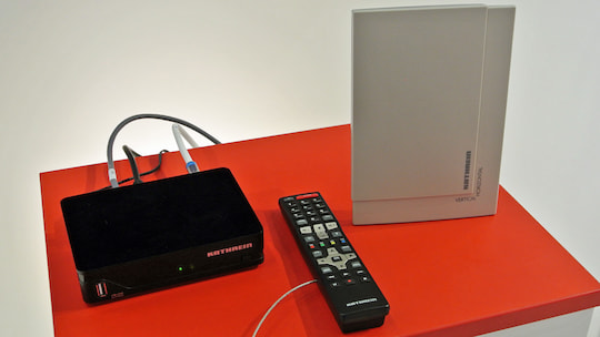 DVB-T2-Receiver UFT 930 und die DVB-T/-T2-Indoor-Antenne  mit integriertem Verstrker