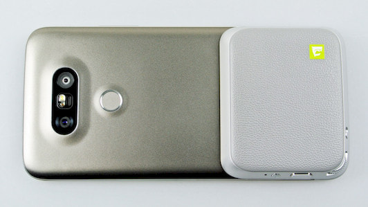 LG Cam Plus am Smartphone. Modul soll als Kameragriff dienen. 