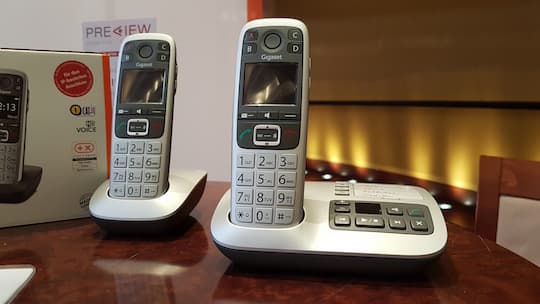 links Gigaset E560 und Gigaset E560A mit Anrufbeantworter rechts