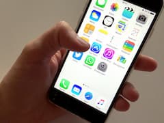 Ein Finger zeigt auf die App Store Anwendung auf einem iPhone.