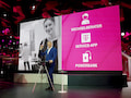 Telekom-Deutschland-Chef Niek Jan van Damme prsentiert den neuen Service im Telekom-Shop: Kostenlose Akkus