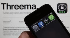 Ein iPhone zeit die Messenger-Dienste Facebook, Threema und WhatsApp.