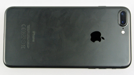 Die Rckseite mit dem Apple-Logo des iPhone 7 Plus