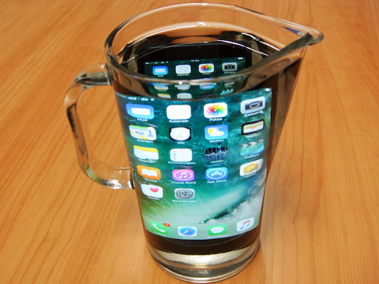 Das Apple iPhone 7 Plus nimmt im Wasserkrug ein Bad