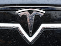 Das Tesla-Logo auf einer Motorhaube.