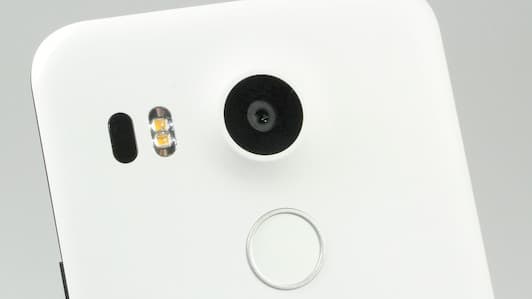 Das Nexus 5X bietet kein schickes Gehuse aus Metall, sondern lediglich einfaches Plastik. 