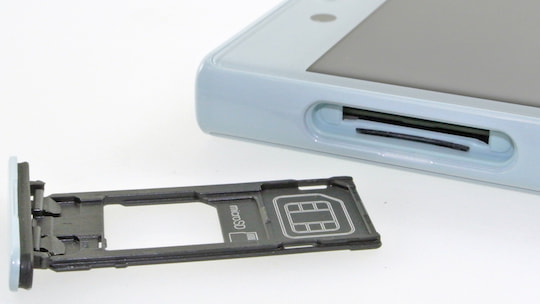 Der Nano-SIM- und microSD-Slot beim Sony Xperia X Compact im Test
