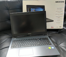 Medion-Laptop im Unboxing