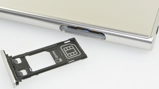 Der microSD- und Nano-SIM-Kartenslot