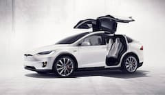 Teslas Model X mit geffneten Falkentren